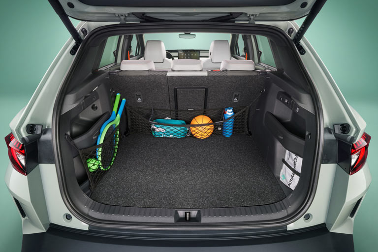 Der Kofferraum fasst 470 Liter und verfügt über eine hochschwenkende Hutablage, die sich &raquo;