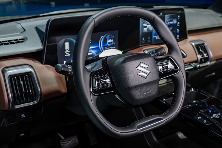 Zwei-Speichen-Lenkräder sieht man immer öfter. Unpraktische schwarz glänzende Flächen sterben nicht aus