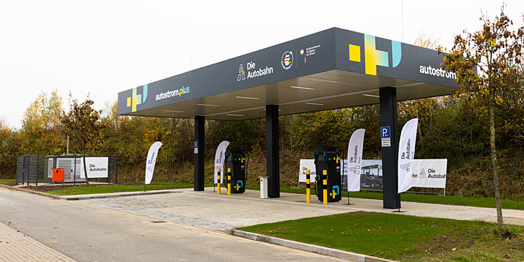 Erstmals Ladesäulen an kleinem Autobahnparkplatz