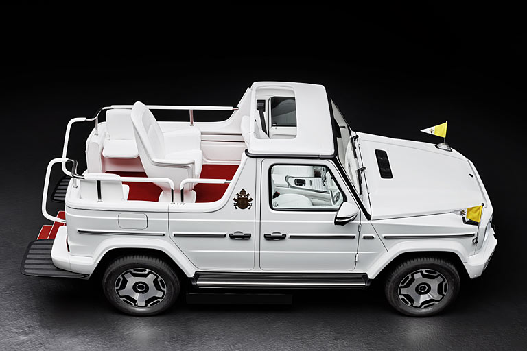 Auf der rechten Seite zeigt sich die hintere Türe auf gegenläufigen Anschlag umgebaut. Wie die vorherigen Papamobile ist das Fahrzeug außen in klassischem Perlweiß lackiert