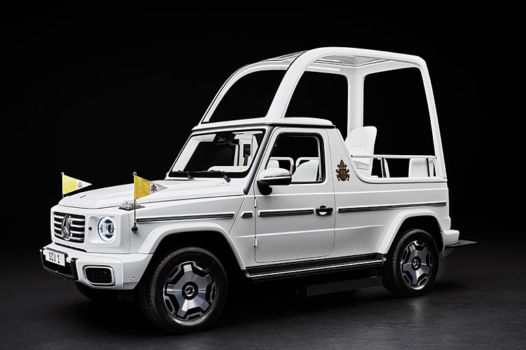 Bei schlechtem Wetter bietet ein Aufsetzdach Schutz für die Insassen. Wie viel sich Mercedes das imagewirksame Projekt hat kosten lassen, ist nicht überliefert