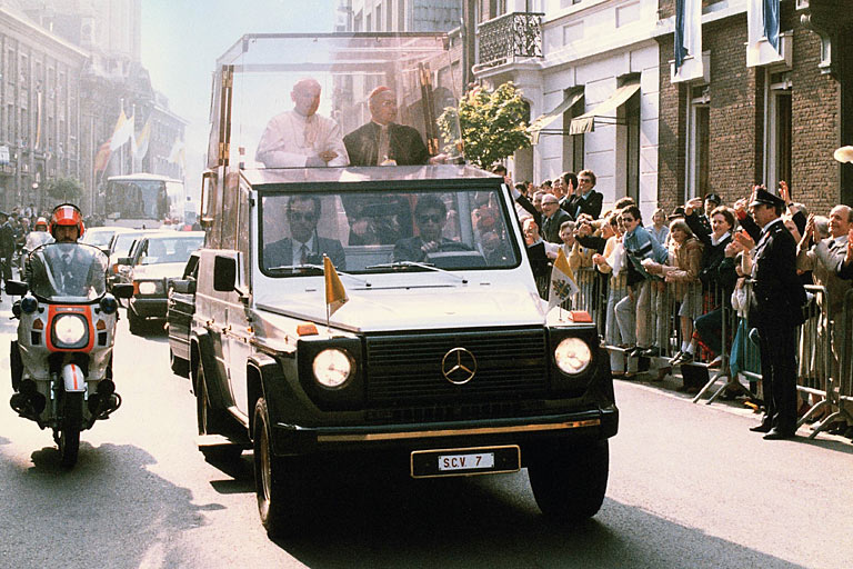 Einen solchen Papstwagen hat es bis 1980 noch nicht gegeben: Statt sich in einer üblicherweise schwarz lackierten Limousine chauffieren zu lassen, nutzt Johannes Paul II. bei seinem Deutschlandbesuch vor 40 Jahren erstmals einen Mercedes 230 G mit Kunstoffkuppel