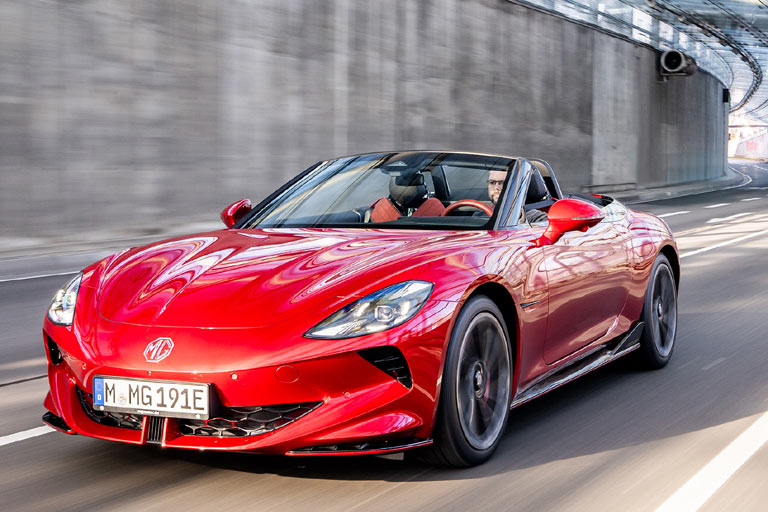 Das Design ist sicher nicht mega-elegant, doch der Cyberster wirkt hinreichend sportlich, austariert und verzichtet auf größere Sperenzchen