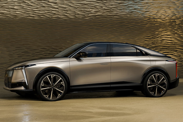 DS sieht das 4,82 Meter lange und 1,58 Meter flache Modell als &raquo;SUV-Coupé der Oberklasse&laquo;. Für den Front- oder im Topmodell Allradantrieb stehen drei Leistungsstufen zwischen 230 und 350 PS und zwei Akkugrößen (74 und 97 kWh) zur Wahl