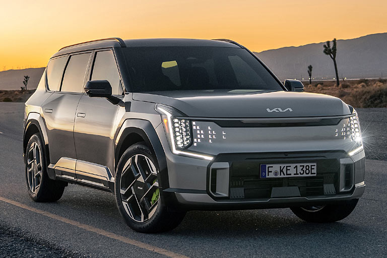 Top-Topmodell: Im Herbst 2025 ergänzt Kia das EV9-Angebot um den gut 500 PS starken GT. 21-Zöller mit neongrünen Bremssätteln und die spezielle Lichtgrafik im Scheinwerfer sind Standard, das Gefunkel in der Frontblende kann optional freigeschaltet werden