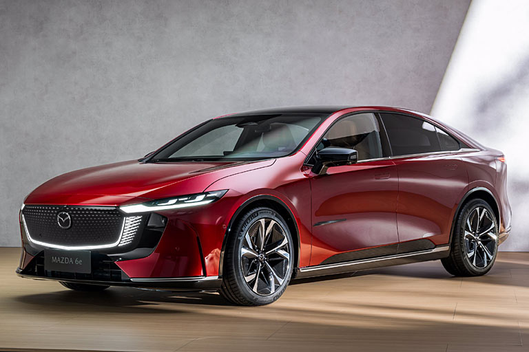 Gestatten, Mazda6e. Mazdas neue, inzwischen 4,92 Meter lange Mittelklasse erscheint im Sommer 2025. Die Limousine ist vollelektrisch und wird in China gebaut