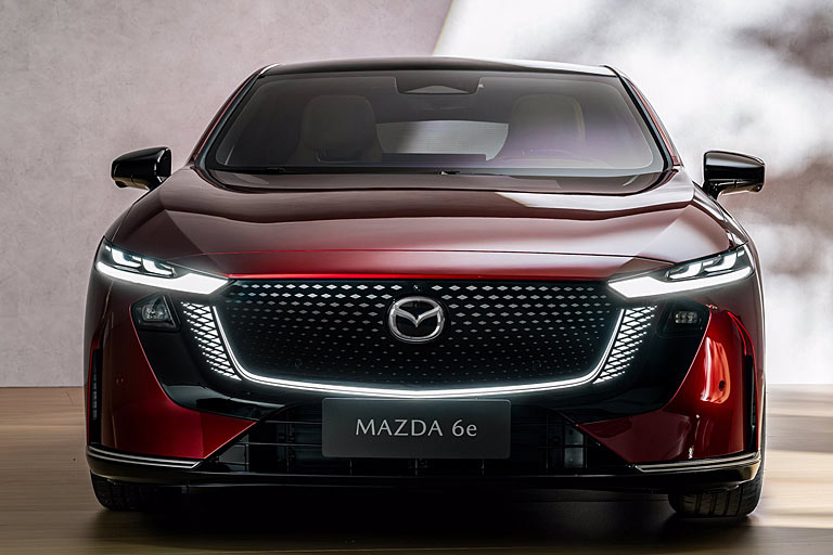 &raquo;Signature Wing&laquo; nennt Mazda die neue beleuchtete Frontpartie. Beim Laden leuchtet auch das Logo. Der untere Streifen des Tagfahrlichts ist gleichzeitig der Blinker