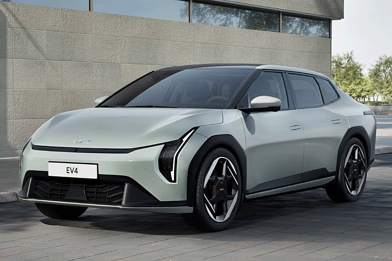 Der Nomenklatur folgend wird sich der EV4 zwischen EV3 und EV6, später vielleicht einmal zwischen EV3 und EV5, einordnen. Auf diesem Bild wirkt die seitliche Heckpartie etwas unvorteilhaft
