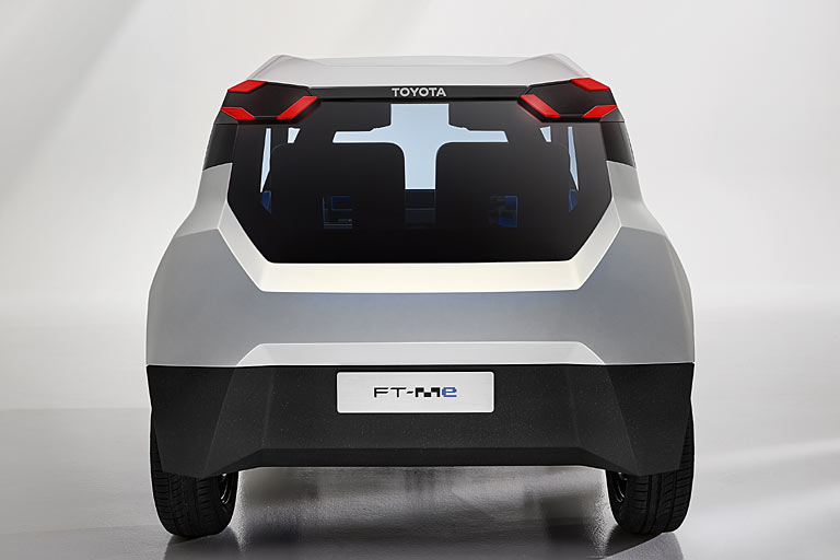 Hochgesetzte Leuchteinheiten sind ein Stilmittel. HInten sitzt der Schriftzug anders als vorne mittig