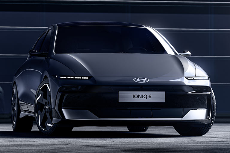 Knapp drei Jahre nach dem Start zeigt Hyundai ein Facelift für den Ioniq 6. Es bringt der Elektro-Limousine eine völlig neugestaltete Front mit getrennten Leuchteinheiten und neuer Schürze