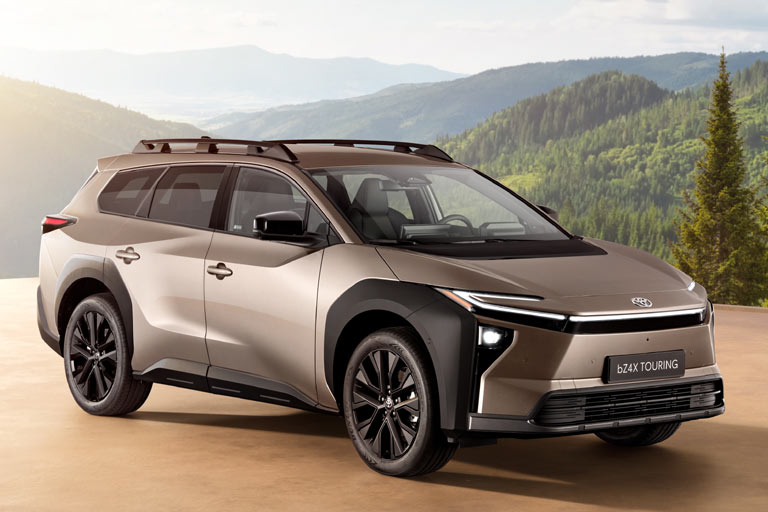 Die Frontpartie entspricht weitgehend, aber nicht 1:1 dem für Herbst angekündigten Facelift des regulären bZ4X, die Räder sind schwarz gehalten, die Radläufe matt schwarz statt glänzend