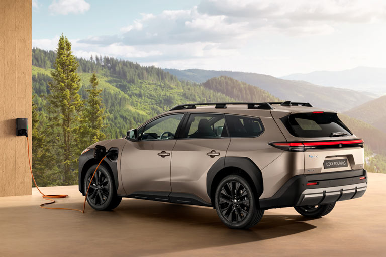 Für Pressefotos ist die Ladebuchse gut positioniert, fürs echte Leben nicht. Der Touring trägt weniger auffällige Rückleuchten