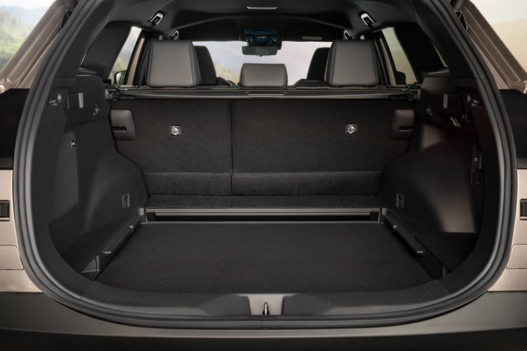 Der Kofferraum wächst um rund ein Drittel auf 600 Liter, was einem Corolla Touring oder VW ID.7 Tourer entspricht. Schade: Toyota hat sich sowohl eine Durchladeeinrichtung als auch eine Schienenführung für das Rollo gespart