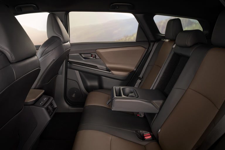 Der Fond wirkt soweit wohnlich und profitiert vom ungeteilten Türfenster. Eine Dreizonen-Klimaanlage gibt es ebensowenig wie adaptive Becherhalter oder ausgekleidete Türtaschen