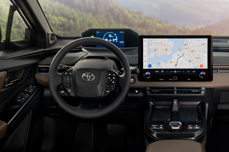 Der Bildschirm misst jetzt 14 Zoll. Das Ambiente vorne mit der neuen Instrumententafel und Mittelkonsole hat mit dem Facelift wesentlich gewonnen, ohne richtig einladend zu wirken