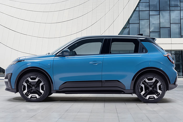 Der neue Micra basiert wieder auf einem Renault. Anstelle des Clio ist es jetzt aber der Renault 5 E-Tech, was dem Auto bei ähnlichen Maßen ein wesentlich schickeres Outfit ermöglicht