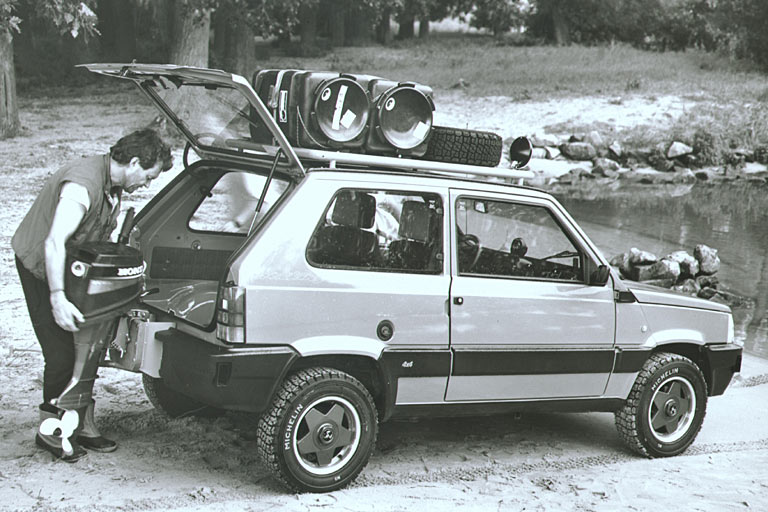 Ja, die Heckklappe war damals wirklich so dünn und kam mit einer einzelnen Gasdruckfeder aus. Die stärkste Version leistete 54 PS