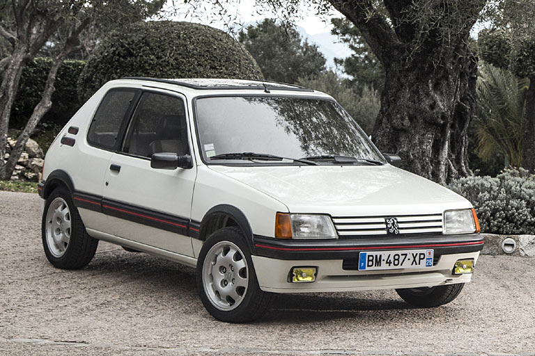 Peugeot will das neue Modell natürlich als Reminiszenz zum 205 GTi der 1980er-Jahre verstanden wissen. Der war oft weiß lackiert, aber natürlich auch &raquo;