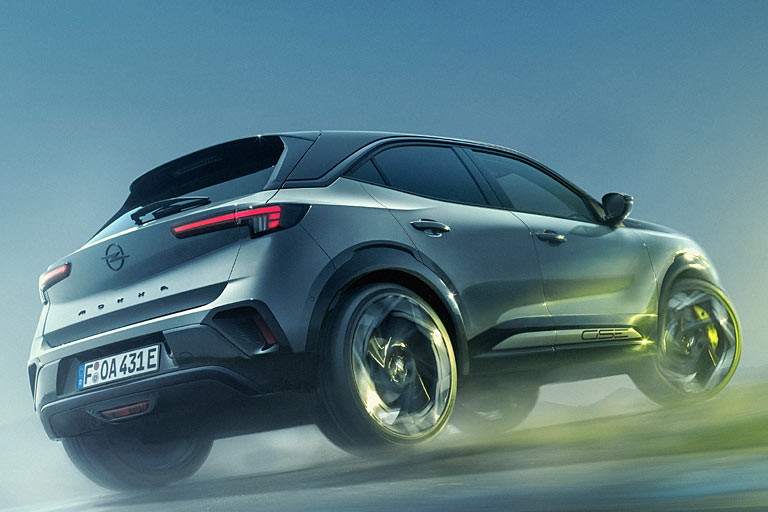 Der Mokka GSE ist nur mit Frontantrieb ausgestattet, was bei 280 PS Leistung fragwürdig praxistauglich ist. Auch der 54 kWh kleine Akku wirft Fragen auf