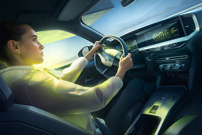 Sportlich angehauchtes Interieur mit gelben Ziernähten, Sitzen mit integrierten Kopfstützen sowie speziell gestalteten und zusätzlichen Anzeigen im Zentralsdisplay