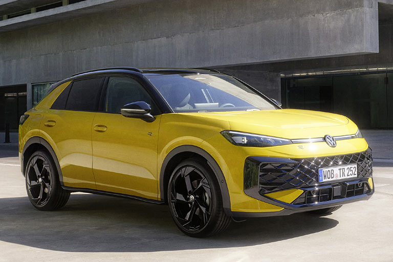 Gestatten, VW T-Roc, zweite Generation 2025. Das Fotomodell in der gelben Launchfarbe ist ein Topmodell der sportlich angehauchten R-Line mit optionalem Schwarzpaket