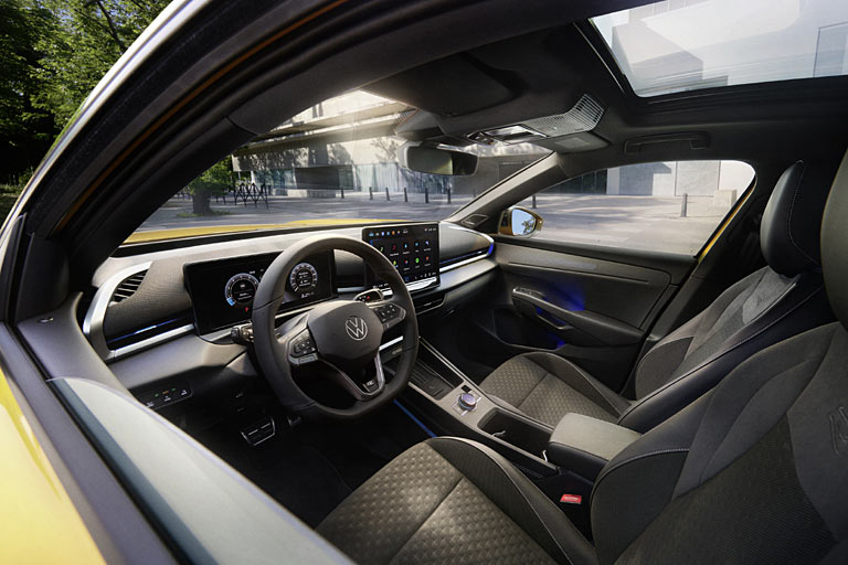 Der Zentralmonitor ist zehn bzw. optional 12,9 Zoll groß und soweit erkennbar nicht mittig montiert. Fein: Offenbar gibt es wieder ein echtes Panorama-Glasdach