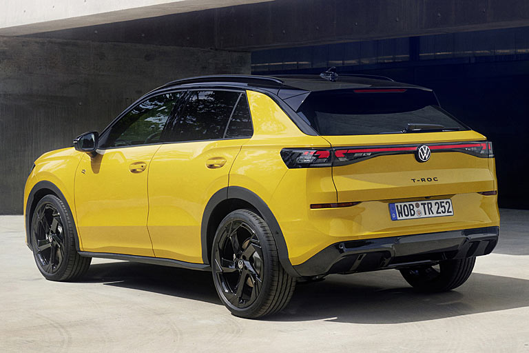 Die Heckpartie ist flacher als bisher, der Dachkantenspoiler mächtiger