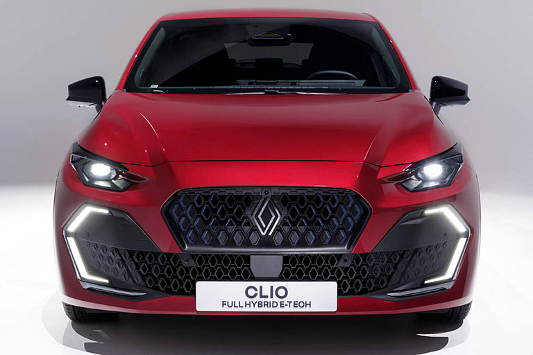 ... einem Kühlergrill, den man so ähnlich auch anderswo schon gesehen hat. Das Tagfahrlicht sitzt jetzt komplett in der Schürze, der obere Teil ist zugleich der Blinker