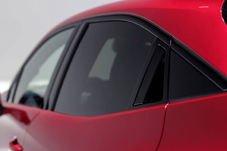 Der hintere Trügriff ist noch immer &raquo;versteckt&laquo;, jetzt aber komplett in die Tür integriert. Chic sind die verdeckten Dichtungsleisten an der Türlinie