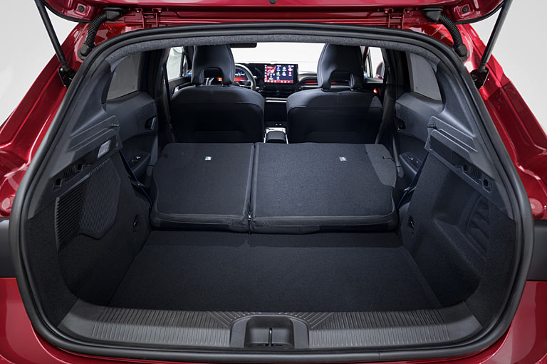 Der Kofferraum fasst unverändert 391 Liter, ist jetzt aber dank niedrigerer Ladekante besser zugänglich. Man mag sich das Ambiente etwas edler vorstellen