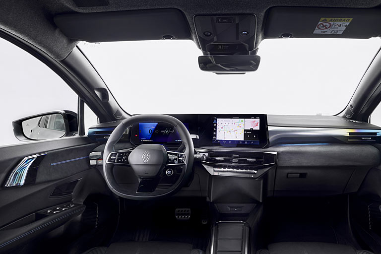 Blick ins Interieur: Der zentrale 10-Zoll-Bildschirm ist Standard, seine Google-Dienste und das 10-Zoll-Fahrerdisplay optional