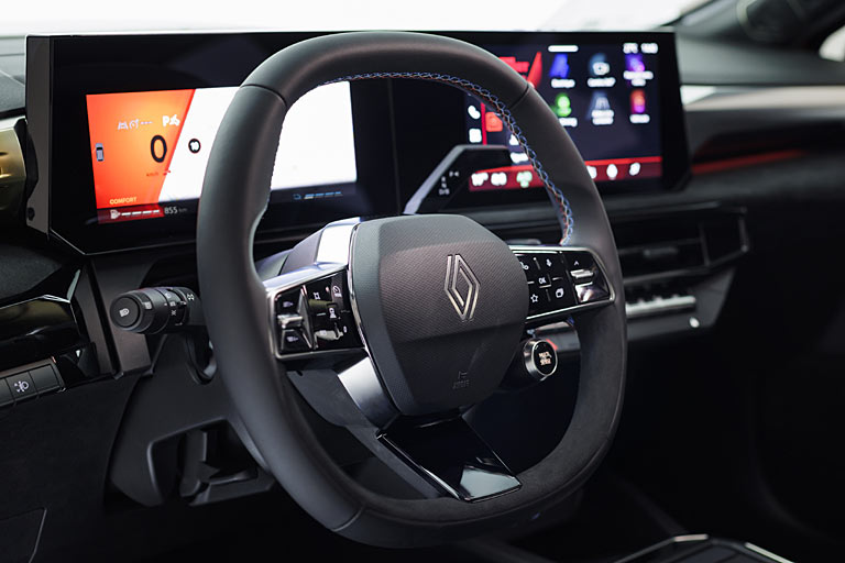 Am dreispeichigen Lenkrad bringt Renault nicht weniger als vier Lenkstockhebel (auf dem Bild nicht alle sichtbar), einen Fahrmodi-Schalter, zehn Tasten und zwei Wippen unter