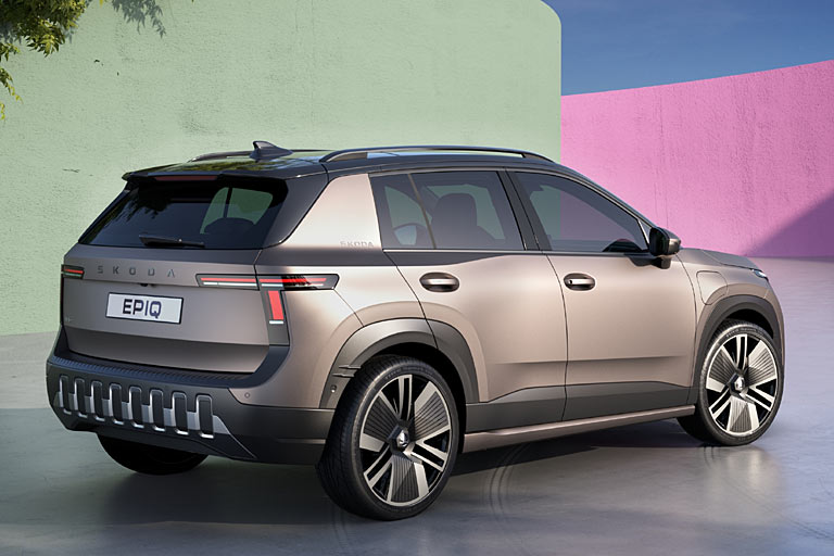 ... der Jeep-artige Look der Schürzen. Schade, dass sich die Škoda-Controller nicht zu einer mittigen und verdeckten Rückfahrkamera durchringen konnten