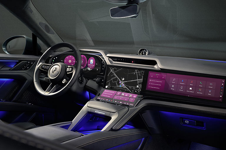 So sieht es im neuen Porsche Cayenne Electric aus &ndash; und in weiteren künftigen Modellen. Blickfang ist das unten gebogene Zentral-Display, dazu kommen große Monitore für Fahrer und optional Beifahrer. Die Assistenzanzeigen sähen wir lieber im Spiegelfuß statt -glas