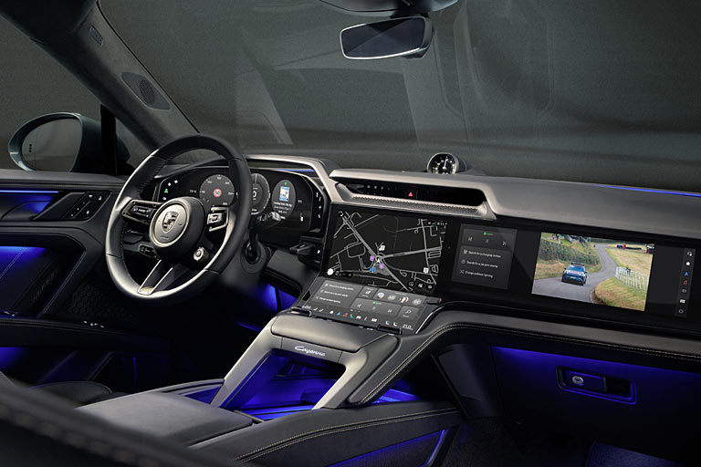 Nochmal die Display-Landschaft in anderer Farbwelt. Anders als neuere Audis und VWs bleibt Porsche dem Wischer-Lenkstockhebel mit Tippwischfunktion treu. Auch echte Tasten und Walzen am Lenkrad und in der Mittelkonsole gefallen