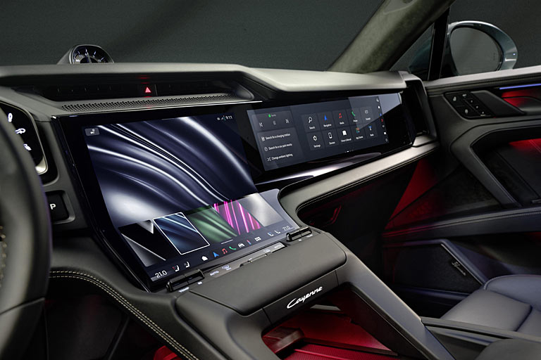 Die zentralen Luftduschen hätte man etwas unauffälliger integrieren können. Türgriffe und -öffner sind dagegen gelungen. Es stehen fünf Farbwelten zur Wahl. Damit wird die digitale Benutzeroberfläche selbst zu einem Gestaltungselement im Interieur