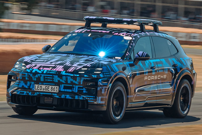 Und hier der Cayenne Electric, der im leichten Tarnanzug verrät, dass er dem bewährten Design weitgehend treu bleiben wird