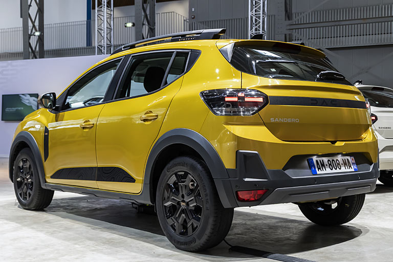 Die Änderungen gelten auch für den besonders beliebten Sandero Stepway, der zusätzlich einen schwarzen Klebestreifen auf der Heckklappe bekommt. Man kann ihn entfernen...