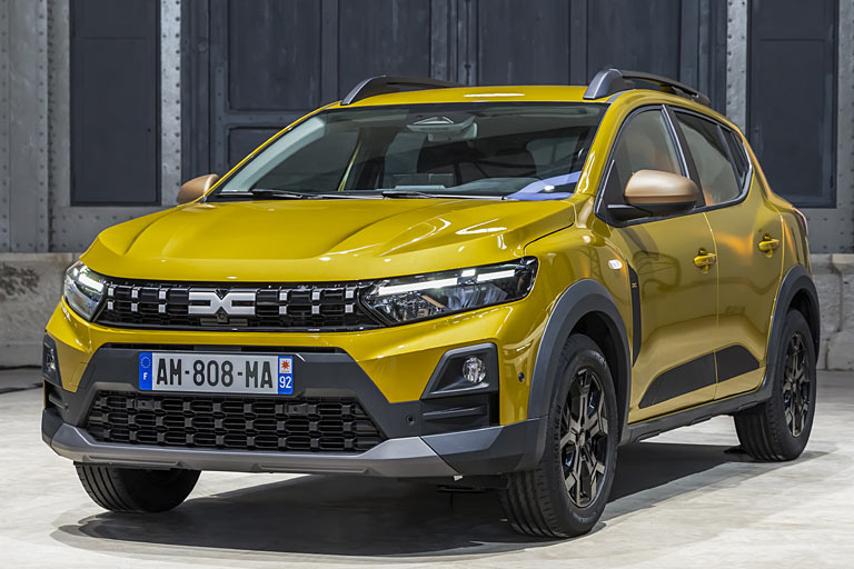 Die neue Außenfarbe gefällt uns ebenso wie die <strike>cupra</strike>kupferfarbenen Spiegelgehäuse, nicht aber die Kombination aus beidem