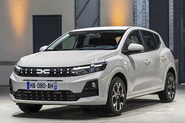 Erkennungszeichen sind eine neue Tagfahrlicht-Signatur, ein veränderter Kühlergrill mit Punkten statt Streifen und eine neue Frontschürze. Schade: Spiegelblinker gibt es immer noch nicht