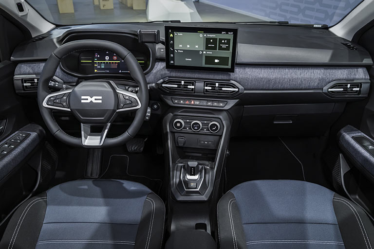 Im Interieur gibt es neue Oberflächen an Türverkleidungen vorne und am Armaturenbrett, außerdem neue Sitzbezüge und ein neues Innenleben der Luftduschen. Die Monitorfläche wächst von acht auf zehn Zoll