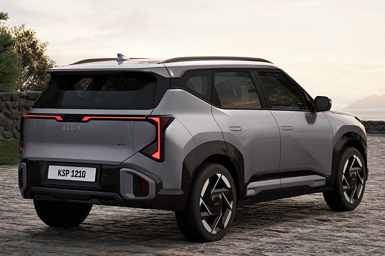 Neben der Größe ist es vor allem das Antriebskonzept, das beide Modelle trennt: Der EV5 ist ein Stromer, der Seltos kommt ausschließlich als Verbrenner und Hybrid-Verbrenner