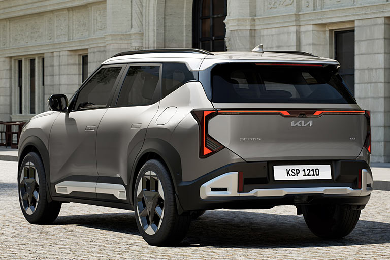 Die Tankklappe ist auf der falschen Seite zu finden, die schräg ausklappenden Türgriffe sind Geschmackssache. Der Heckwischer ist unter dem großen Dachspoiler versteckt, die Kamera nicht schmutzsicher