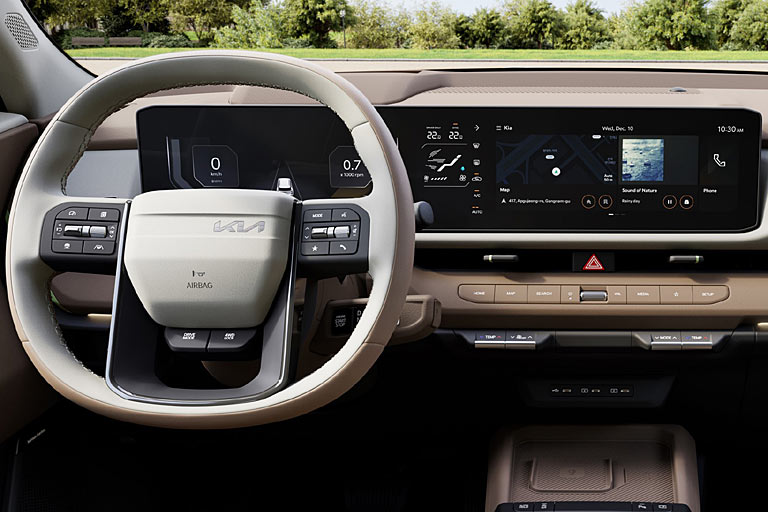 Echte Tasten, Wippen und Walzen sind bei Kia nicht für eine unbestimmte Zukunft angekündigt, sondern real. Der Warnblinker sitzt schön zentral, doch Rändelräder für die Luftduschen gibt es auch hier nicht mehr