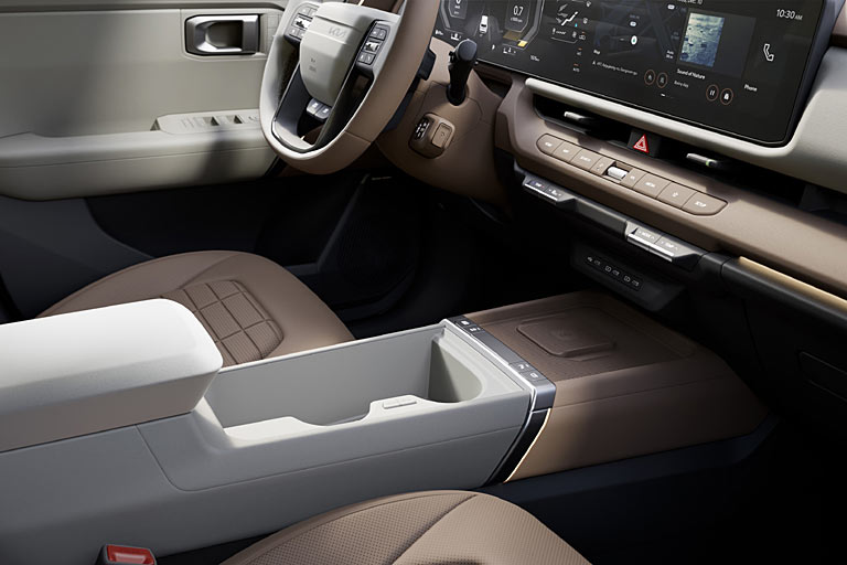 Schade, dass die Türgriffe nicht angewinkelt sind. Gut, dass Kia nicht VW-like den Wischerhebel rechts am Lenkrad wegen des Wählhebels abschafft. Eine Handy-Ladefläche ist genau eine zu wenig