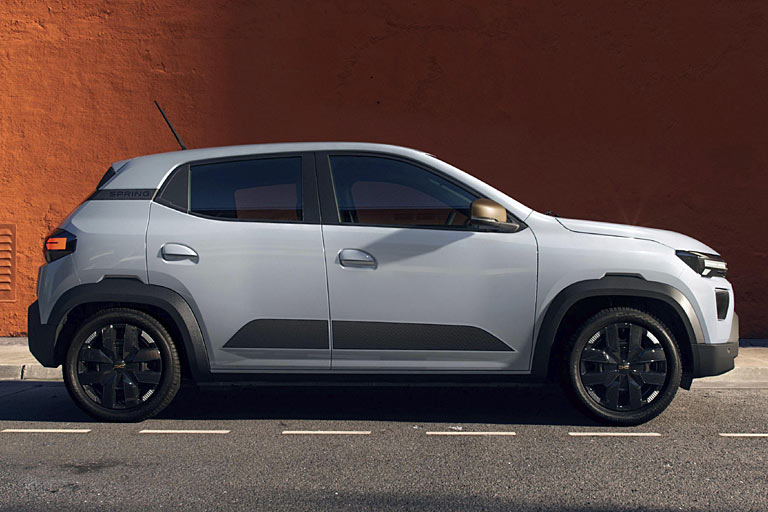 Zum dritten Mal seit 2021 hat Dacia den Spring überarbeitet. Dieses Mal allerdings sieht man es fast nicht, denn die Änderungen betreffen im Wesentlichen Motorisierung und Akku