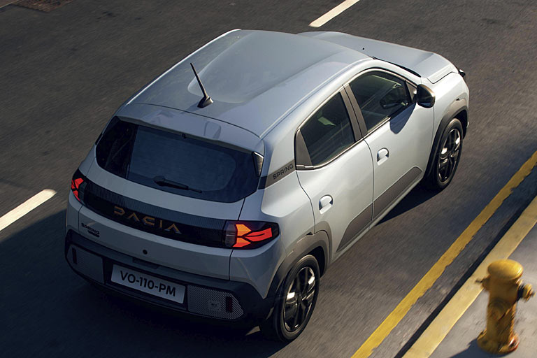 Am Heck sieht man aber einen vergrößerten Dachkantenspoiler